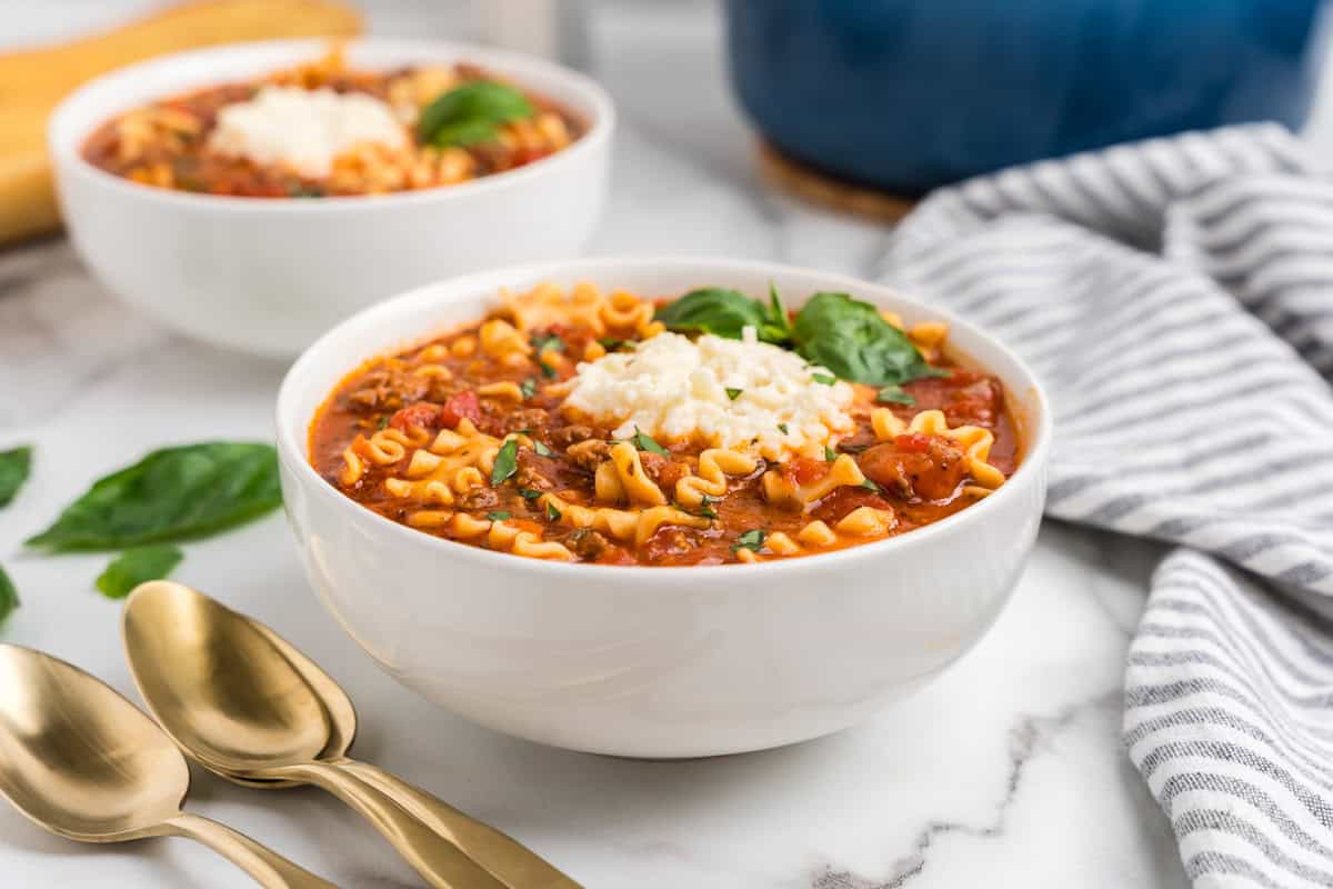 Easy Lasagna Soup: Quick Comfort in 35 Minutes